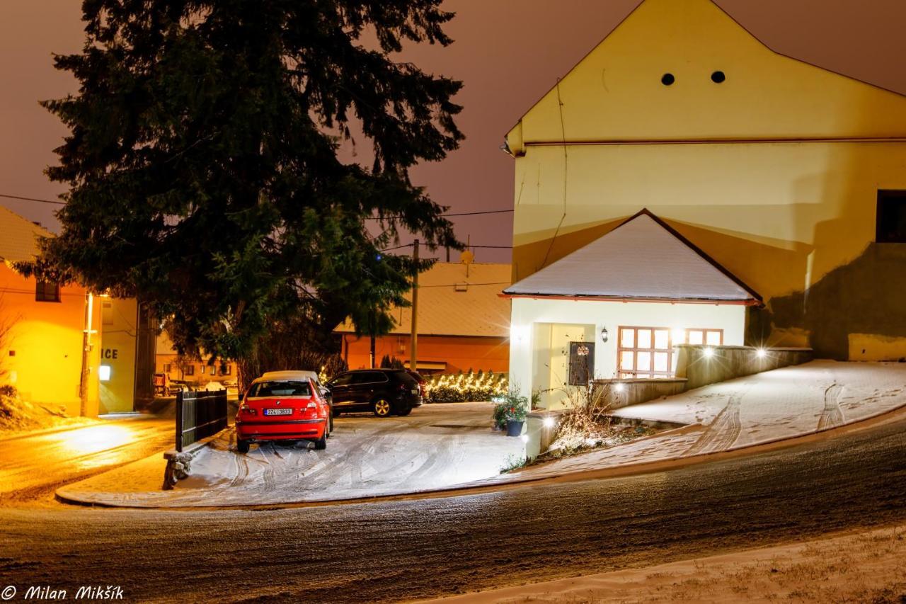 Hotel Restaurace A Penzion Pod Hradem Zlín Exterior foto